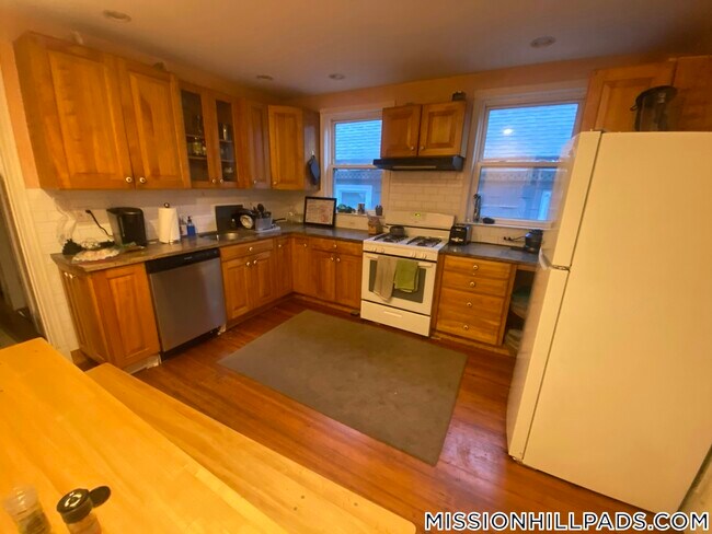 Building Photo - 10 Sachem St