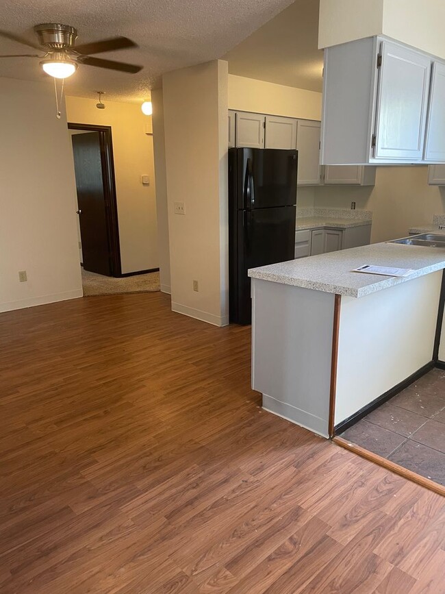Foto del edificio - Spacious 4 bed 1.5 Bath Ranch-Style Home i...