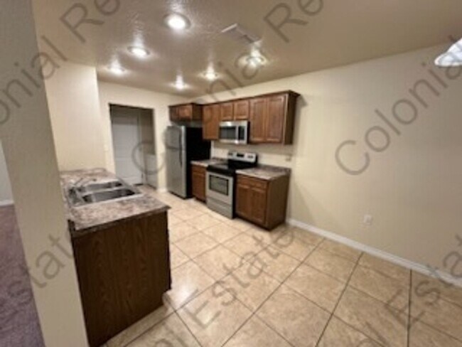 Foto del edificio - Spacious and updated 3 Bedroom 2 bathroom ...