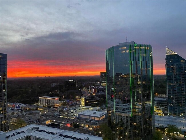 Building Photo - Gorgeous Two Bedroom Condo with Stunning Views of Buckhead!