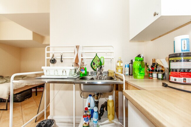 Photo du bâtiment - Bright, Beatutiful & Look Out Basement Apt.