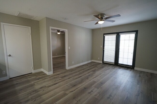 Building Photo - SHOWINGS AVAILABLE NOW