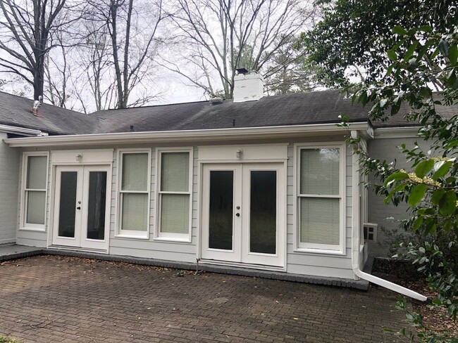Building Photo - Great Emory Area Rental