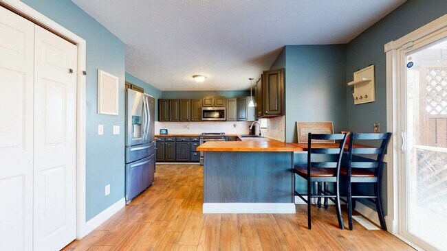Foto del edificio - Stunning 4-Bedroom, 3.5-Bath Home with Ove...