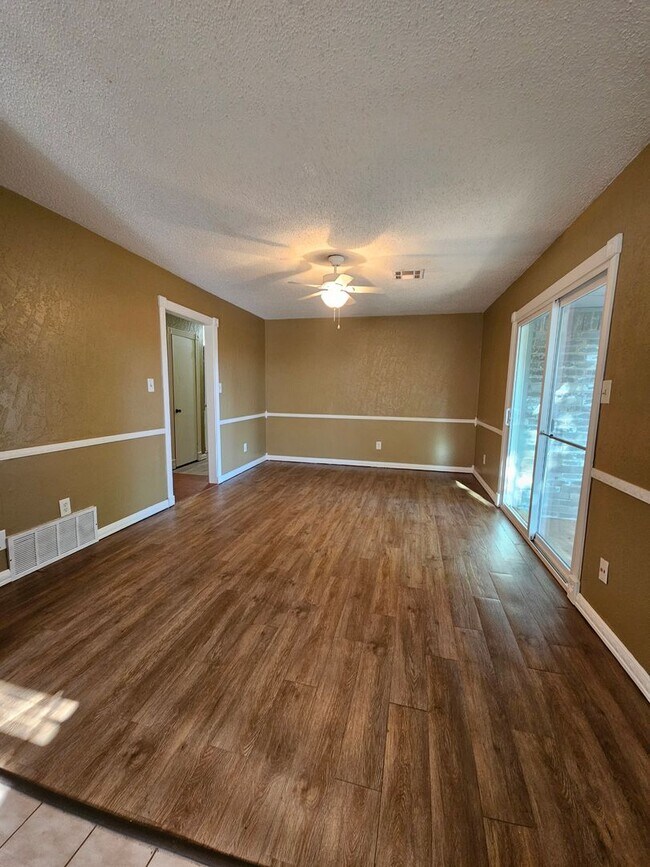 Foto del edificio - (3) Bed/(1.5) Bath Avail NOW! Pet Negotiable!