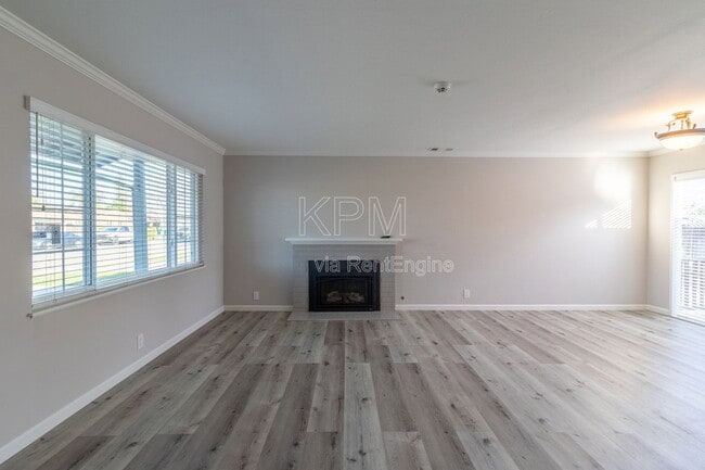Building Photo - 218 E Longview Ave