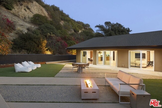 Foto del edificio - 9289 Swallow Dr