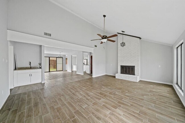 Building Photo - 15618 Pine Mountain Dr