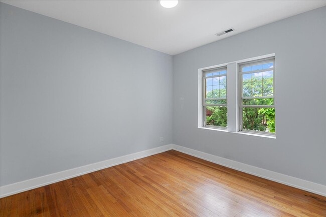 Building Photo - 4043 N Spaulding Ave