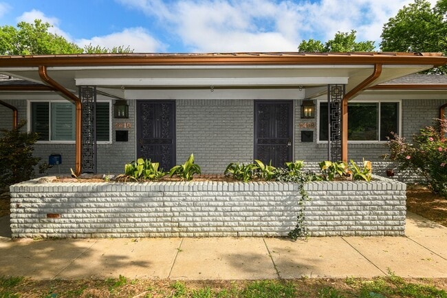 4406-4410 Granbury TriPlex - 4406-4410 Granbury TriPlex Apartment