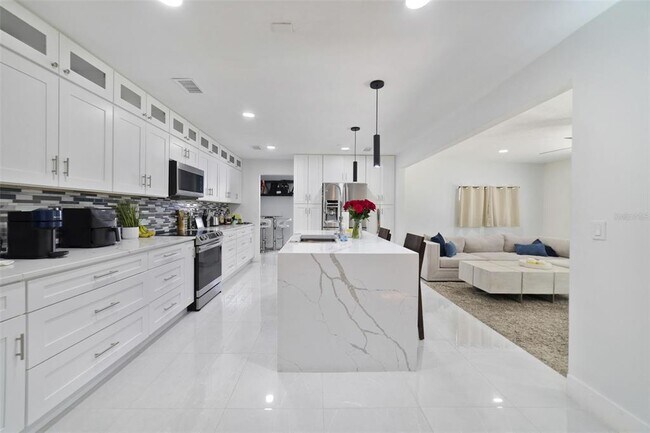 Foto del edificio - 5621 Lake Mary Jess Shores Ct