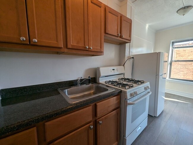 Building Photo - 5417 N Kenmore Ave