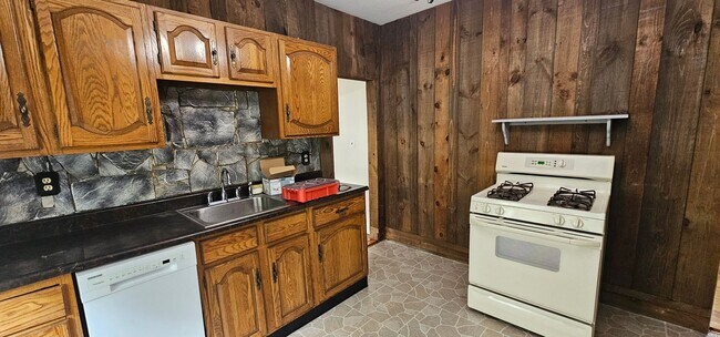 Foto del edificio - Allston 4bed with Large Enclosed Front Por...