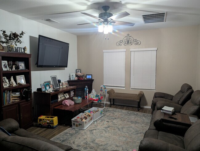 Foto del edificio - 112 Esparza Dr