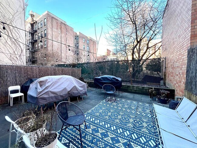 Foto del edificio - 321 E 3rd St