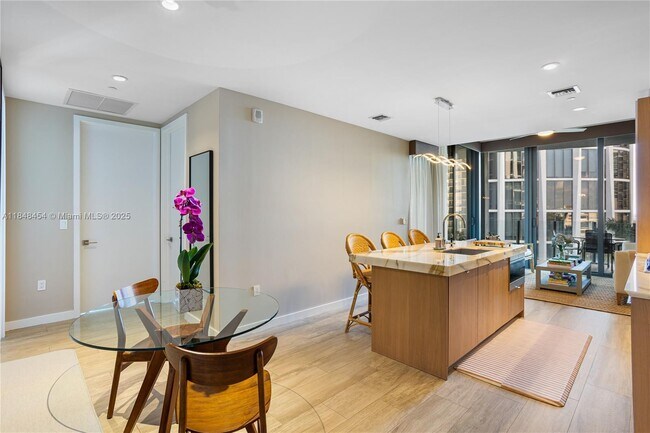 Foto del edificio - 2831 S Bayshore Dr