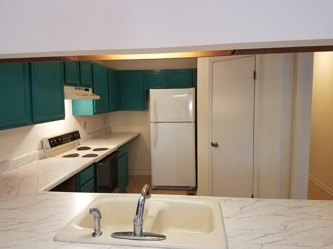 Kitchen - 403 Parkway Vista Dr