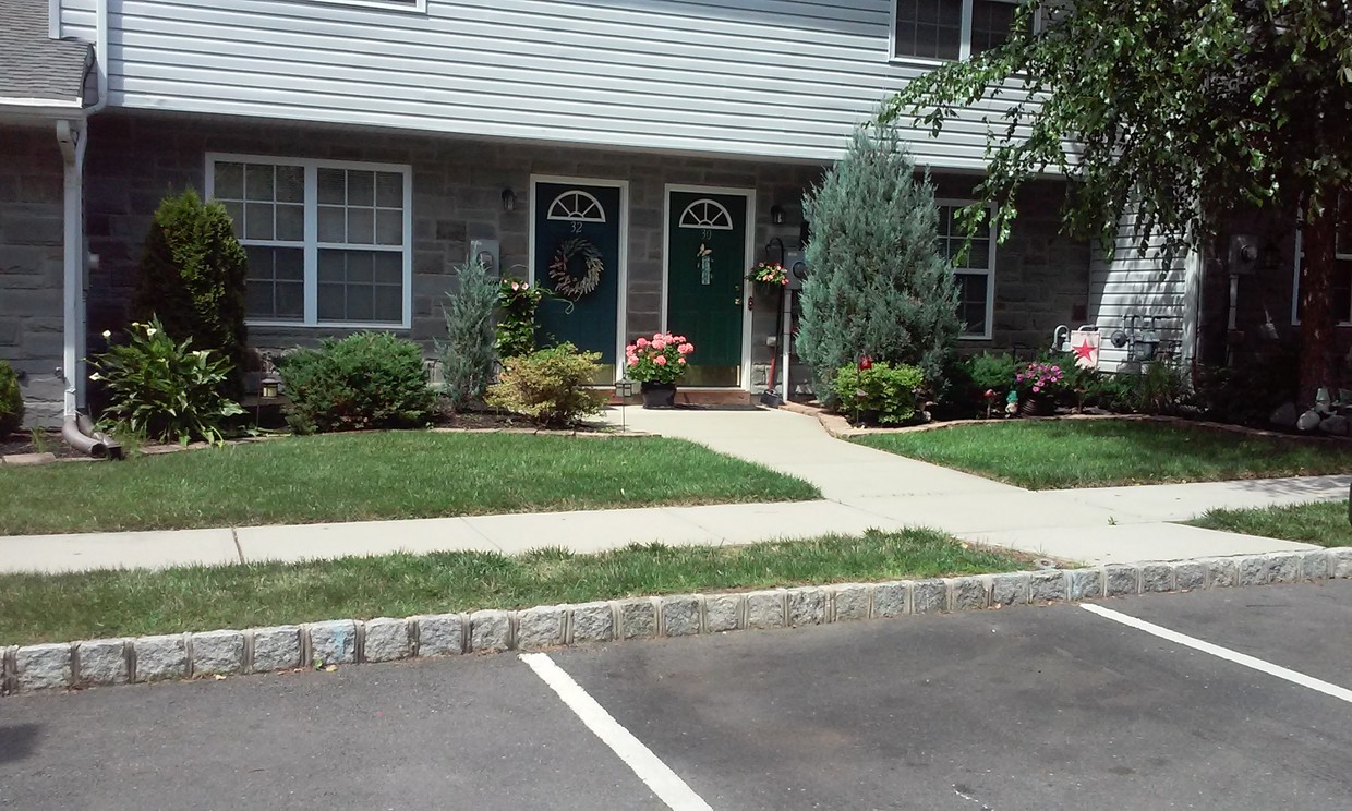 Front of Complex - Vintage Court Apartments