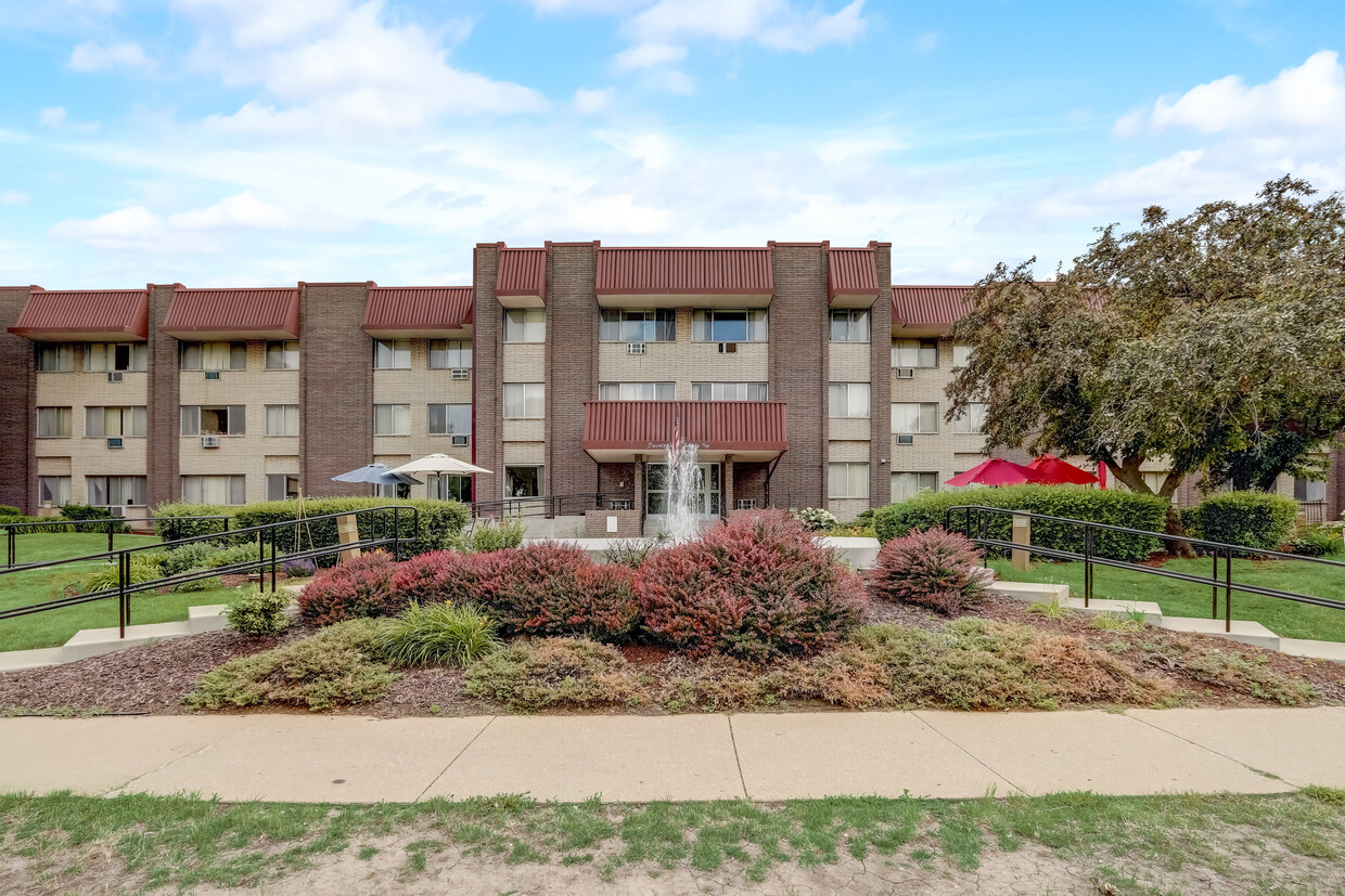 Primary Photo - Parkside Senior Apartments