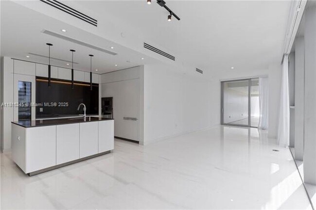 Building Photo - 300 Biscayne Blvd Way