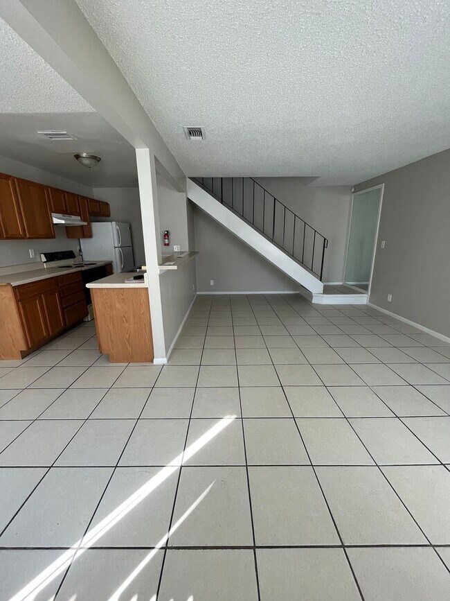 Building Photo - 2 br, 1 bath House - 808 W TIFFANY DR #3