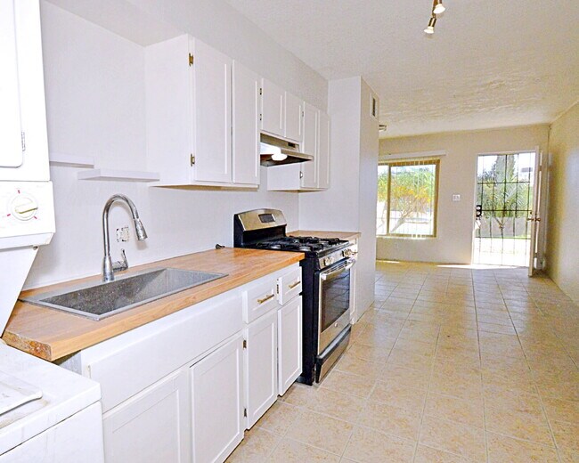 Building Photo - Cozy Indio 2 Bedroom