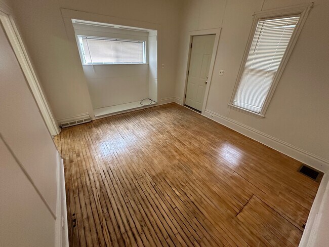 Foto del edificio - 420 E Harris St
