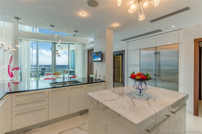 Building Photo - 17121 Collins Ave