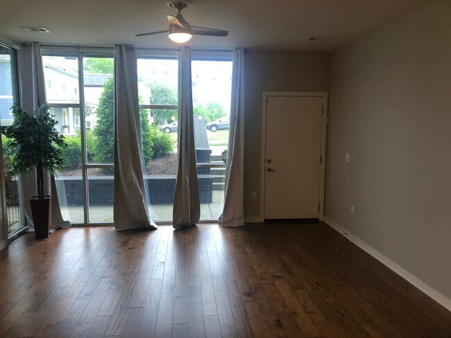Puerta exterior reforzada con acero. - 1124 Litton Ave