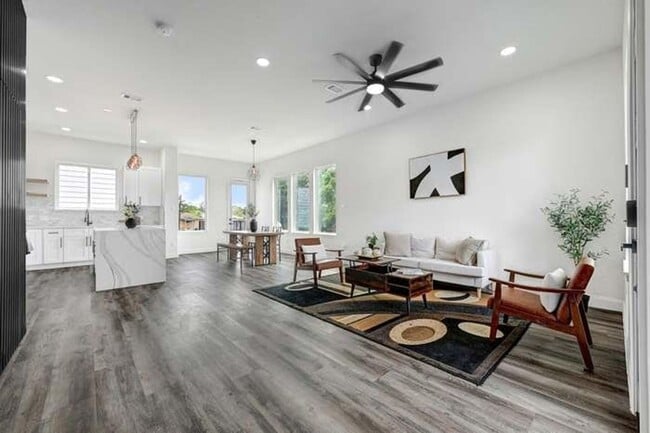 Building Photo - Welcome to your dream home!