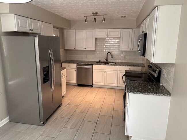 Building Photo - Updated 3 Bedroom/2 Bath Bungalow in Great...