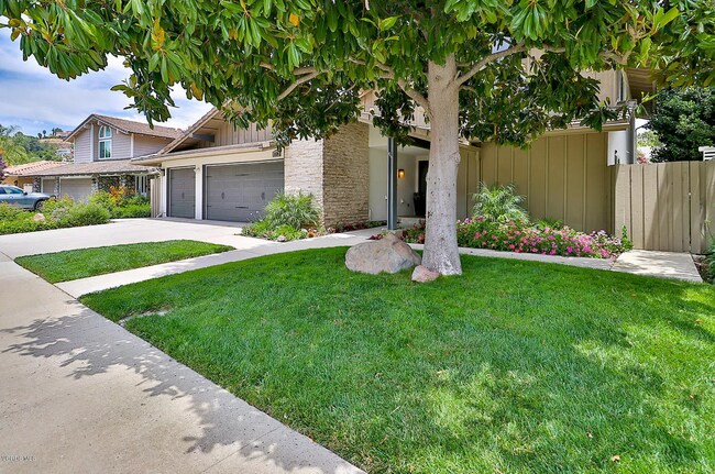 Foto del edificio - GORGEOUS REMODELED HOME WALKING DISTANCE TO WESTLAKE ELEMENTARY COMING TO THE MARKET SOON!