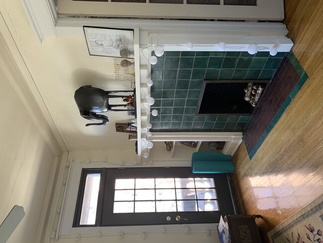 Building Photo - 2 bedroom in Chicago IL 60637