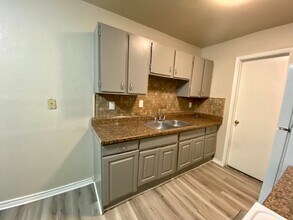 Building Photo - 7135 Glen Terrace