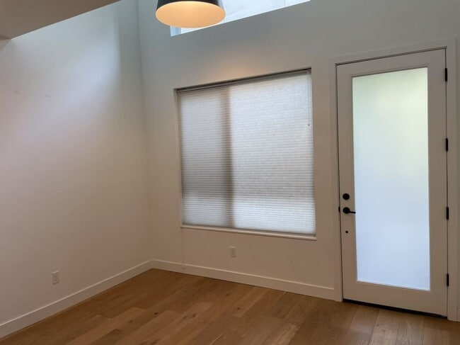 Building Photo - Nice 2-bed, 2-bath townhouse near Green La...