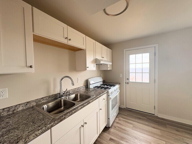 Building Photo - 360 Hemlock Dr