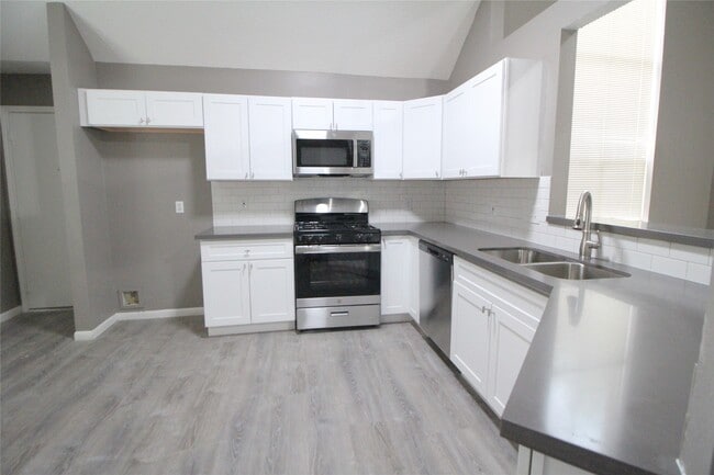 Building Photo - 12323 Guernsey Dr