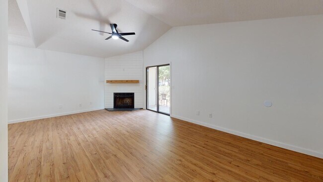 Foto del edificio - Beautifully remodeled 2 bedroom, 2 bath du...
