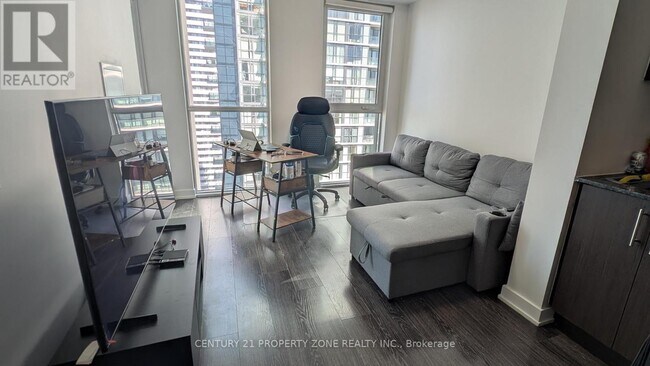 Photo du bâtiment - 4055 Parkside Village Dr