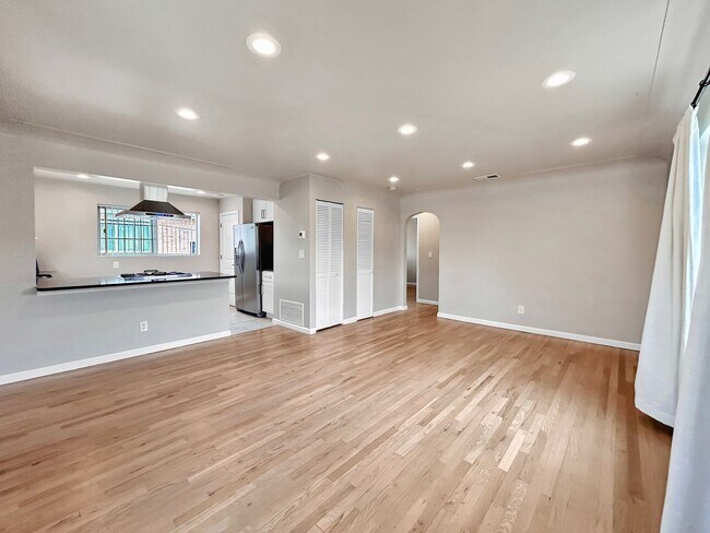 Foto del edificio - SLOAN'S LAKE: 2-BEDROOM UNIT WITH HIGH-END FINISHES