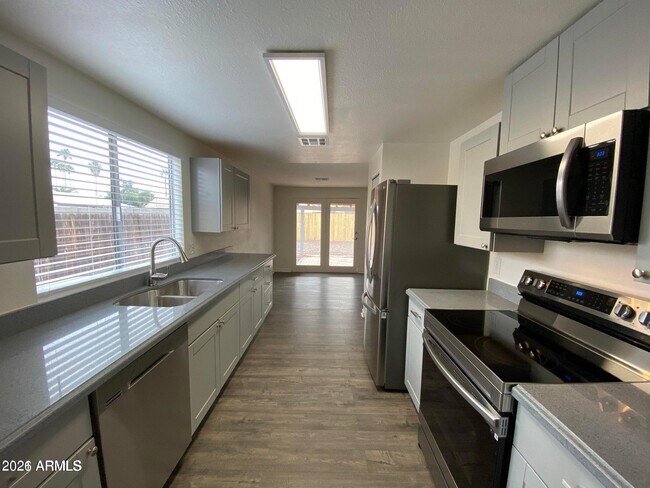 Foto del edificio - 2408 N Longmore St