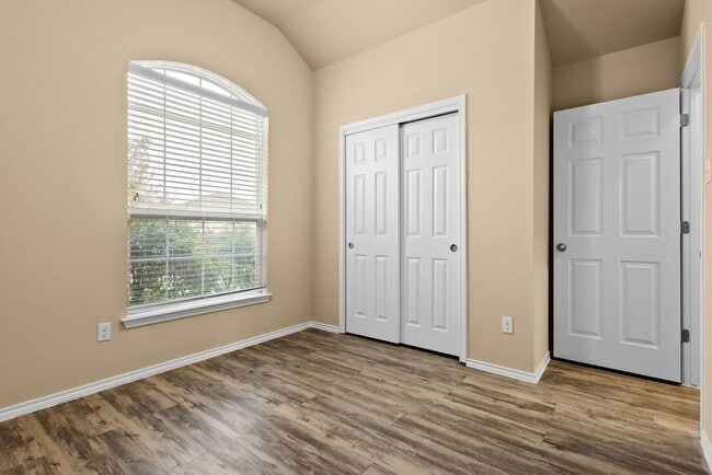 Building Photo - 417 Emerald Ridge