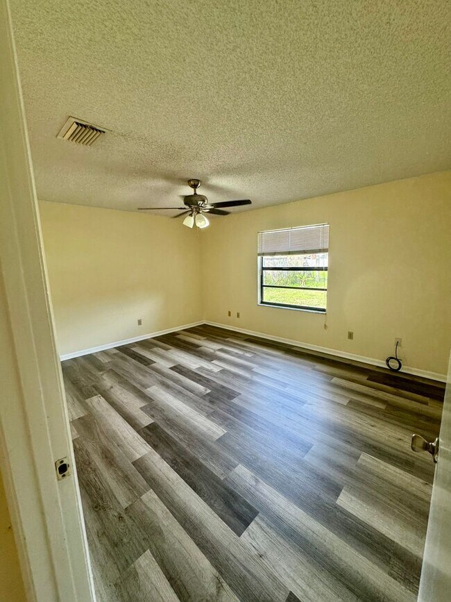 Building Photo - "Discover Comfort: Spacious 3-Bedroom, 2-B...