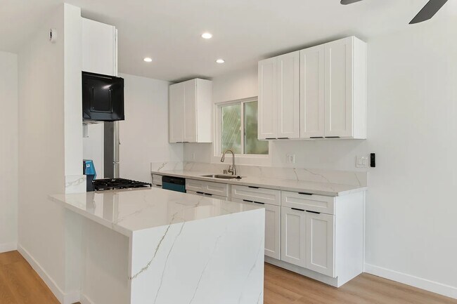 Building Photo - 352 S Doheny Dr