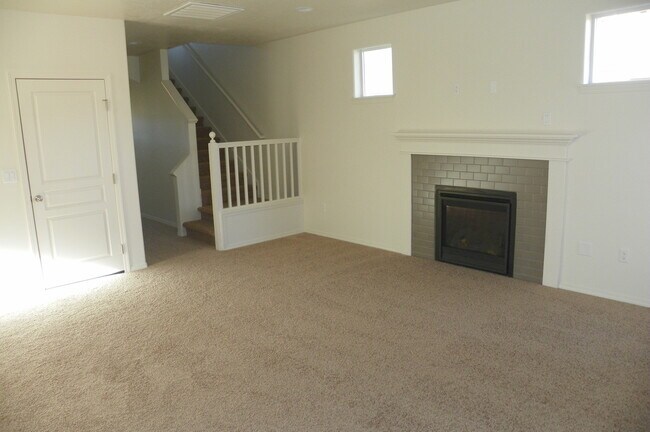 Building Photo - Newer SE Bend House, 3 Bdrm, 2.5 Baths, Al...