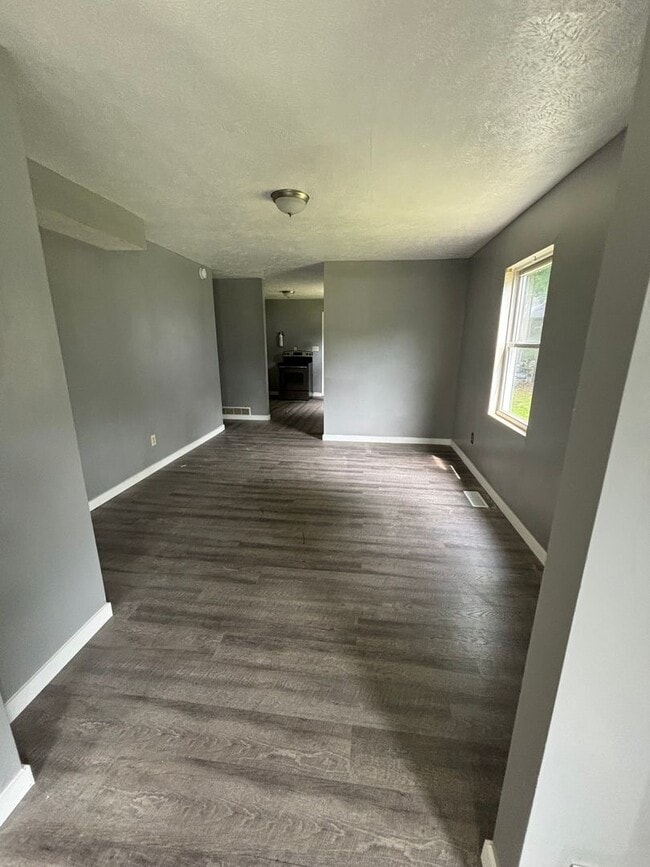 Building Photo - 2 bedroom townhome