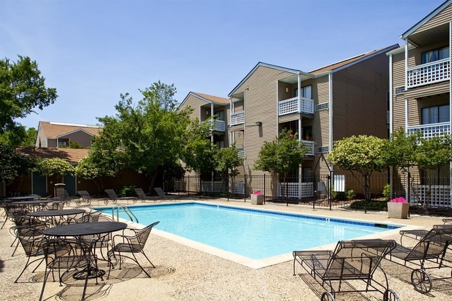 Building Photo - Polo Run Apartments