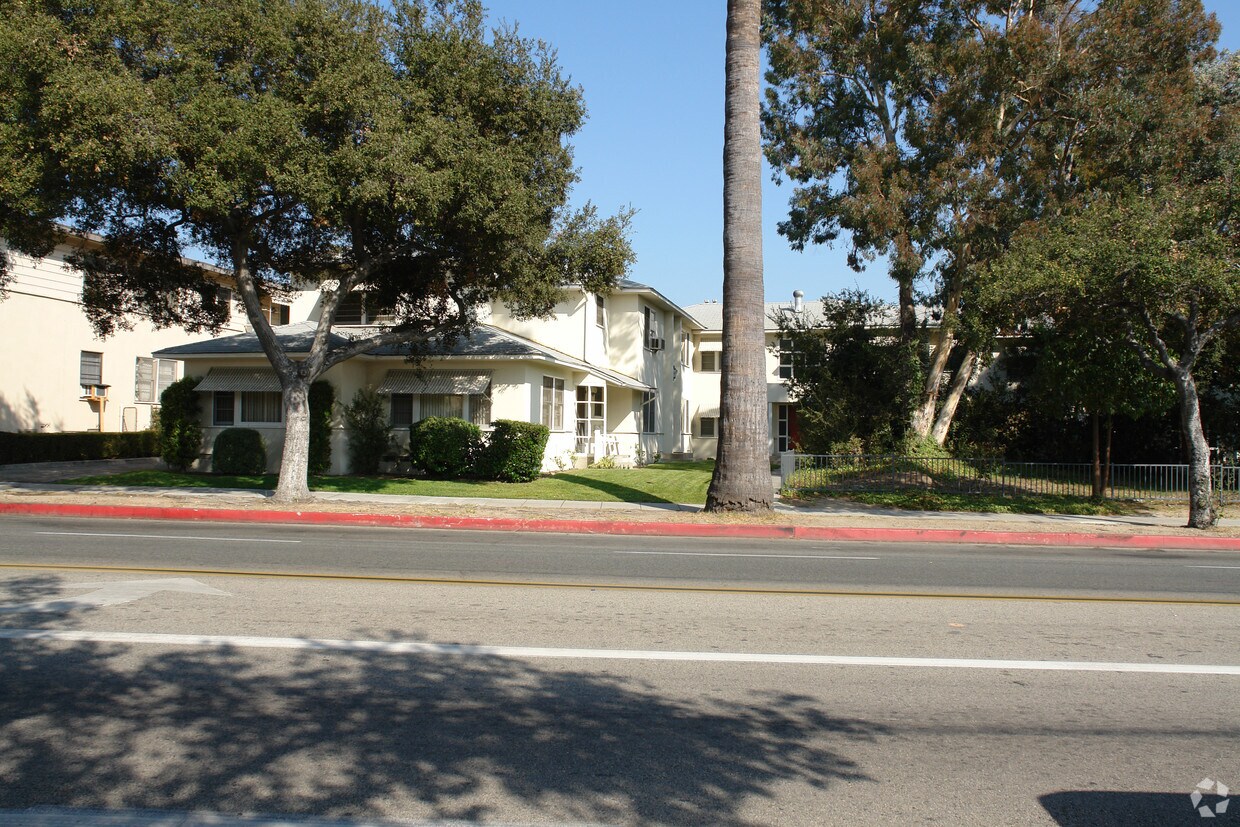 Building Photo - 1401 E Broadway