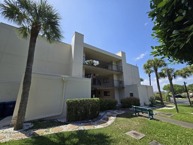 Foto del edificio - Prime Delray Location – Updated 2BR/2BA Co...