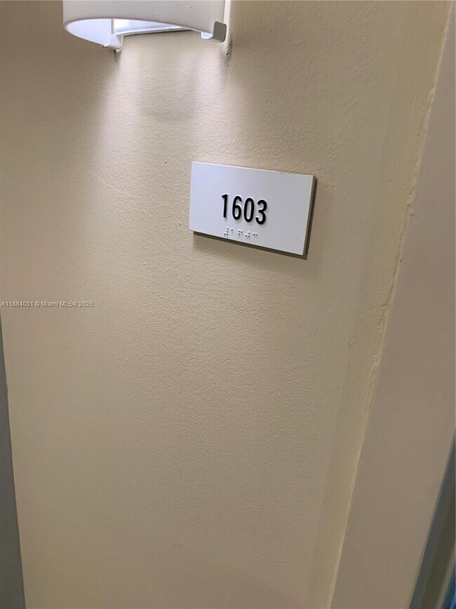 Foto del edificio - 300 S Biscayne Blvd